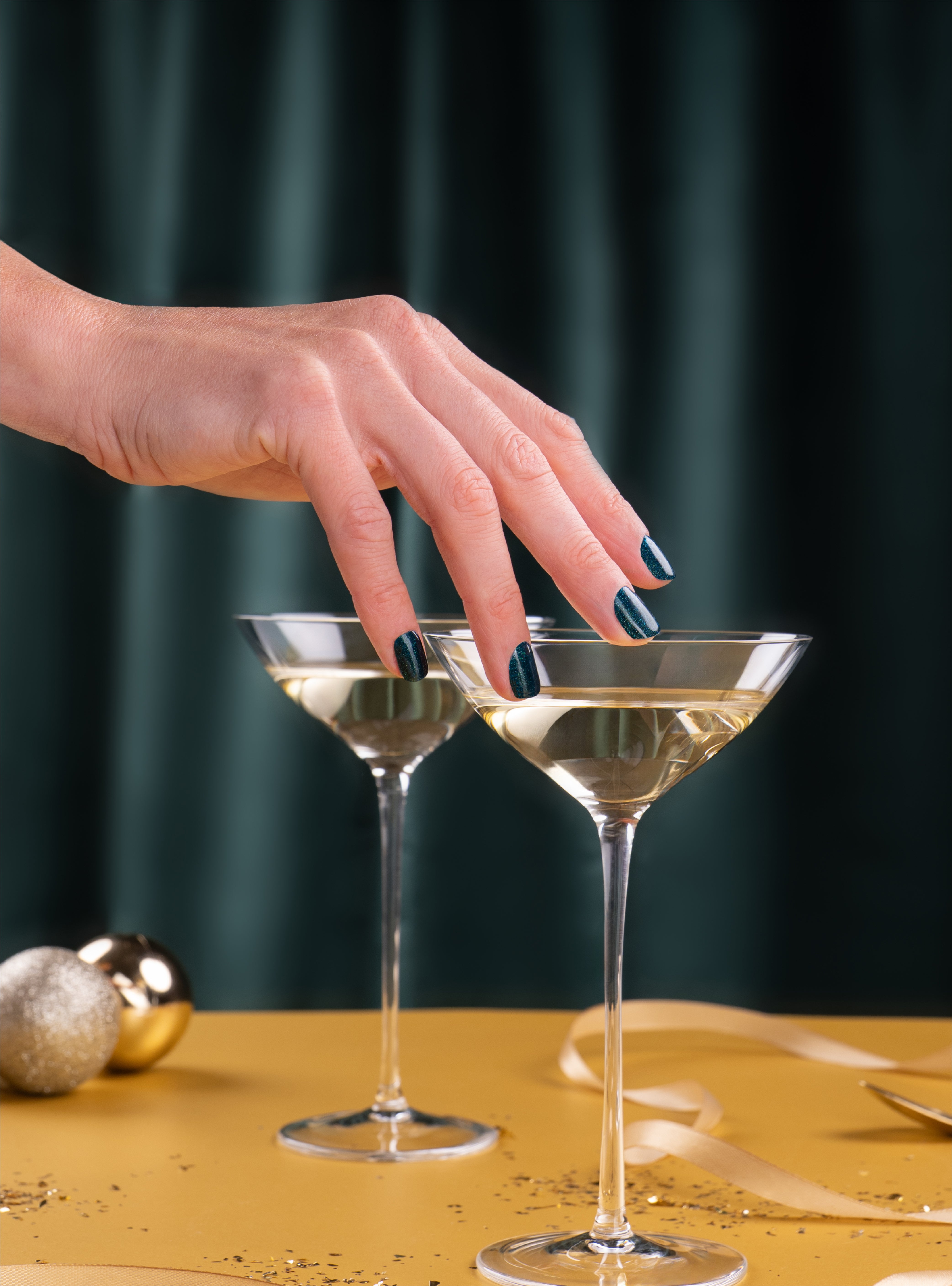 Weihnachtsnägel 2025 mit Tannengrün, festliches Nageldesign semi-permanent Weihnachten 2025