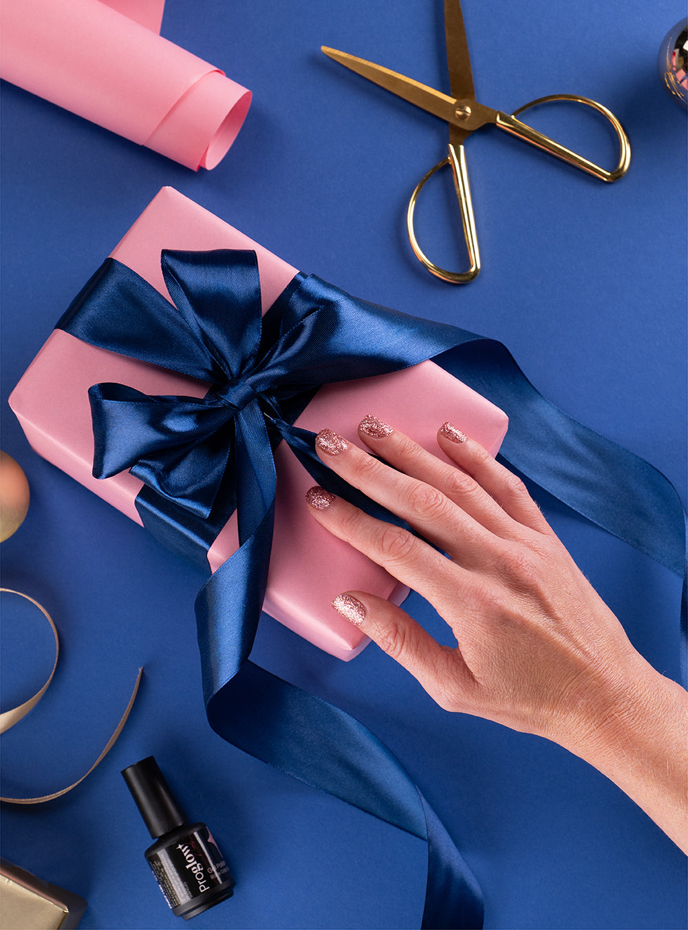 Weihnachtsnägel 2025 mit rosa Shellac und Glitzer, festliches Nageldesign