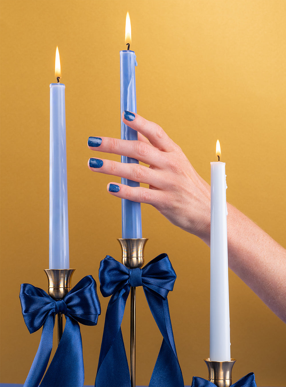 Weihnachtsnägel 2025 mit blauem Shellac und schimmernden Effekten, festliches Nageldesign