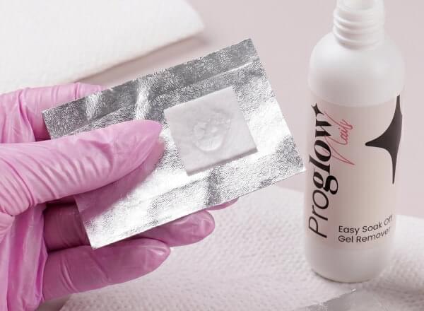 Gebe den Easy Soak Off Remover auf die Nail Wraps.